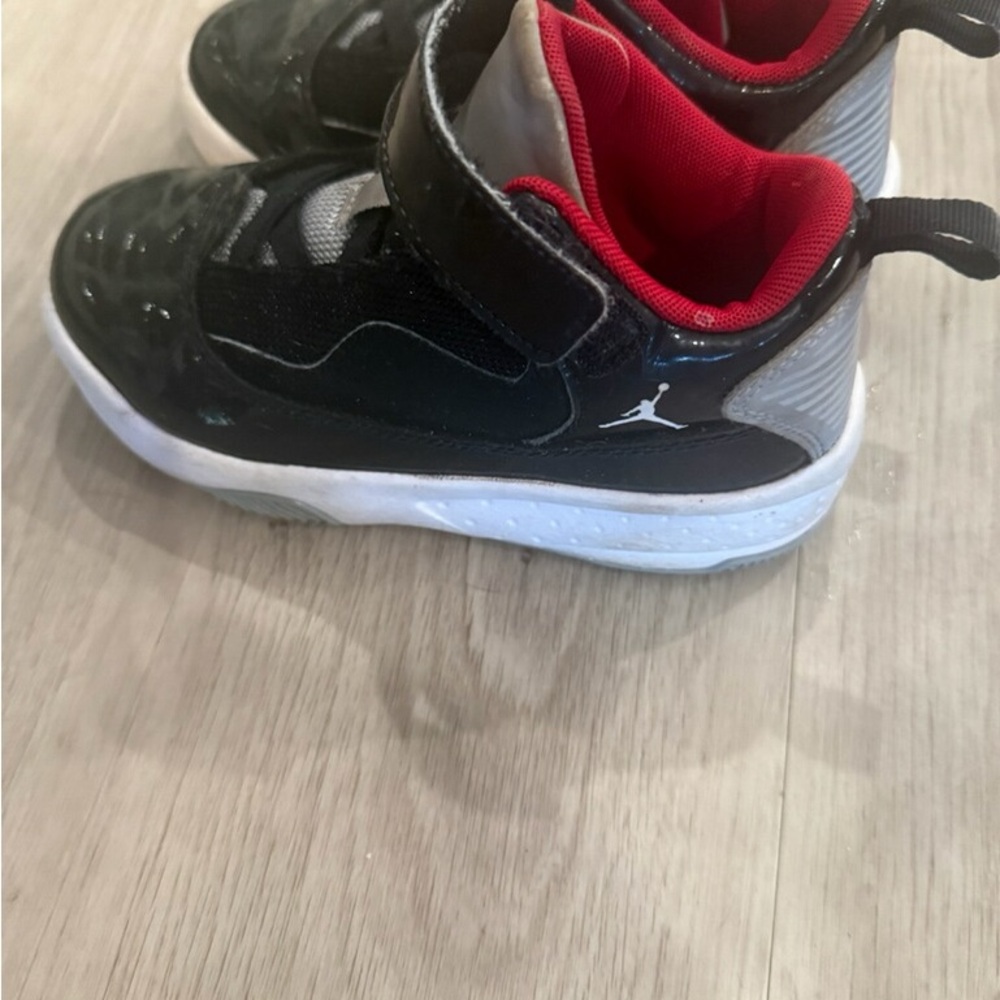 Jordan Max Aura 2 PS 'Black Cement' kids' sneakers